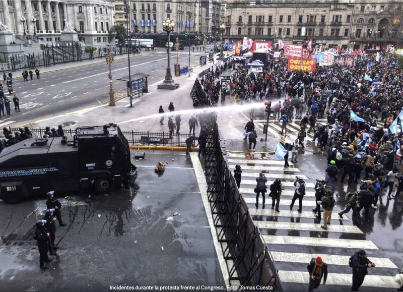 Incidentes frente al Congreso durante una multitudinaria marcha contra el proyecto de Ley de Tierras