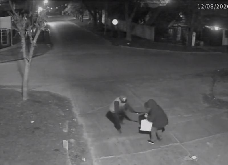 Violento robo en La Plata: dos motochorros que simulaban ser repartidores atacaron a una mujer