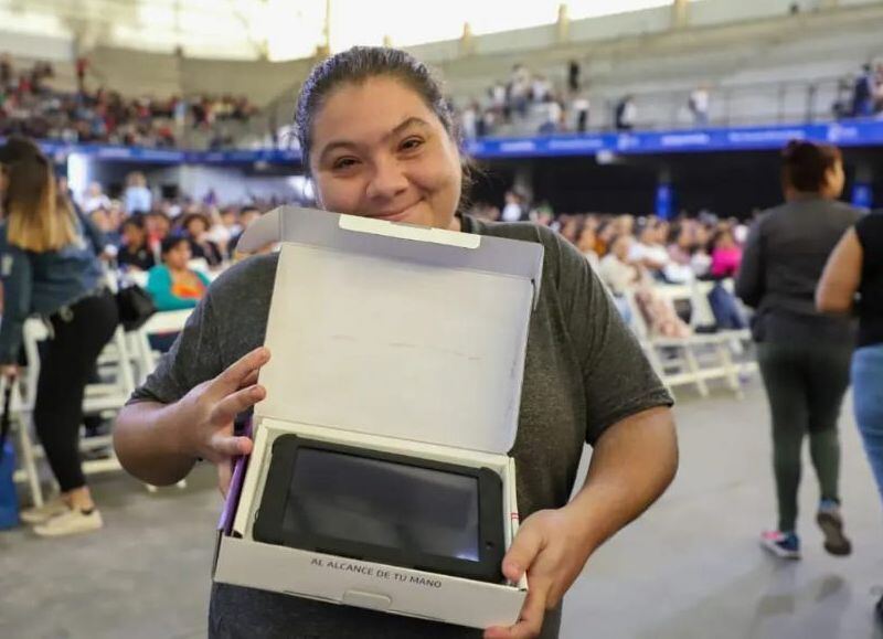 Pilar: se entregaron nuevas tablets a la comunidad