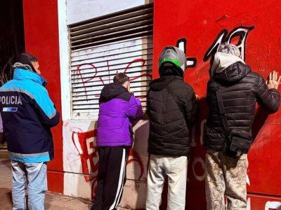 Detuvieron a tres adolescentes con marihuana, una balanza y dinero en La Plata
