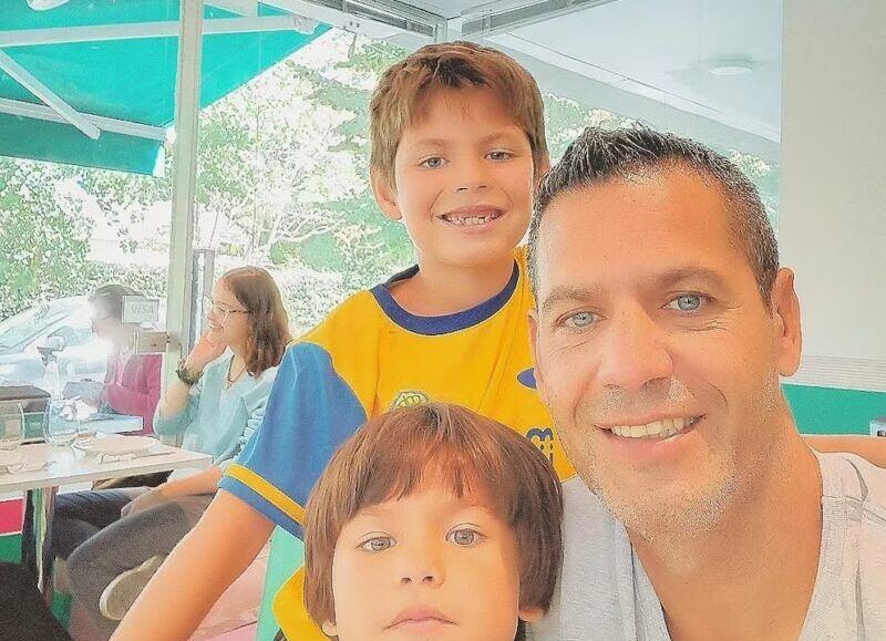 Tras casi dos años sin ver a sus hijos por una denuncia falsa, un padre platense viaja a Brasil para reencontrarse con ellos